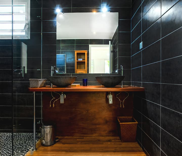 Salle de bain noire — double vasque