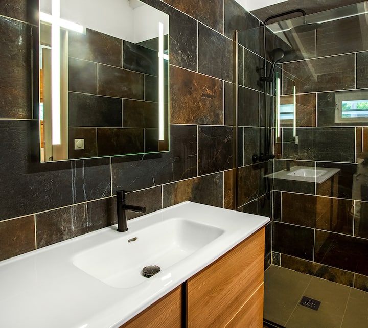 Salle de bain marbre sombre